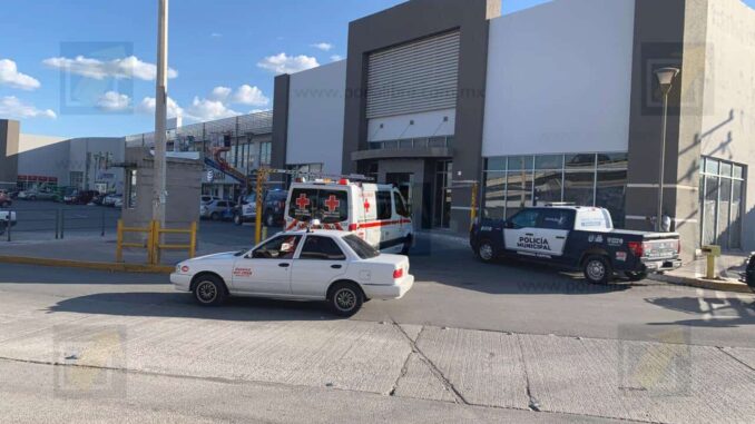 Dos trabajadores sufren descarga eléctrica en Plaza Providencia