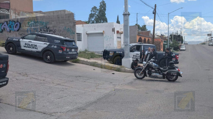 Sujeto descubre a su pareja con otro hombre y lo ataca a machetazos