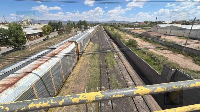 Hallan cadáver decapitado sobre vías del tren en zona industrial al suroriente