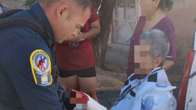 Policías municipales auxilian a ciudadano con hemorragia en un brazo