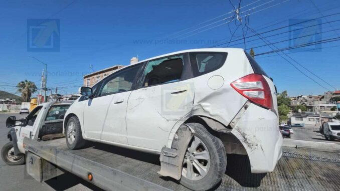 Conductor provoca volcadura tras choque alcance en Valle de la Madrid