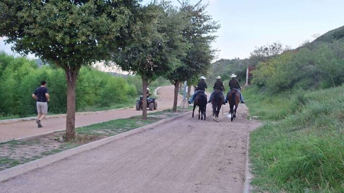 Vigila Policía Montada parque El Encino