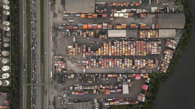 Entran en vigor los nuevos aranceles de EE.UU. y arrecia la guerra comercial