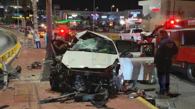 Joven queda atrapado tras choque en el Periférico de la Juventud