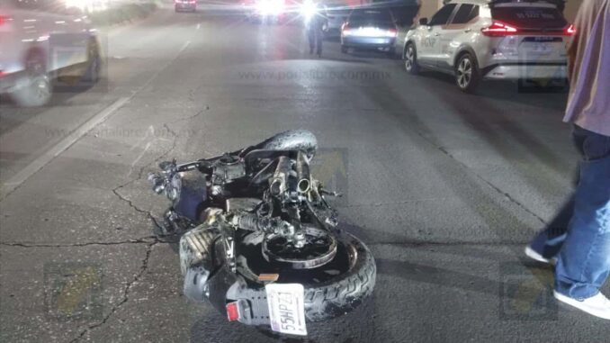 Motociclista derrapa en avenida Misión del Bosque