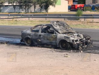 Vehículo se incendia por falla mecánica en cruce de Los Nogales y Sosa Vera