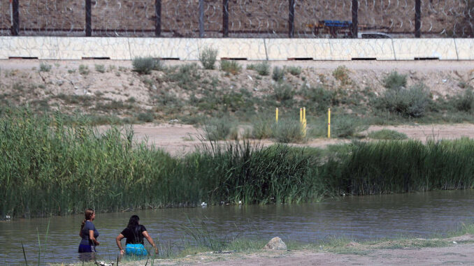 EE.UU. emite alertas por calor en su frontera con México