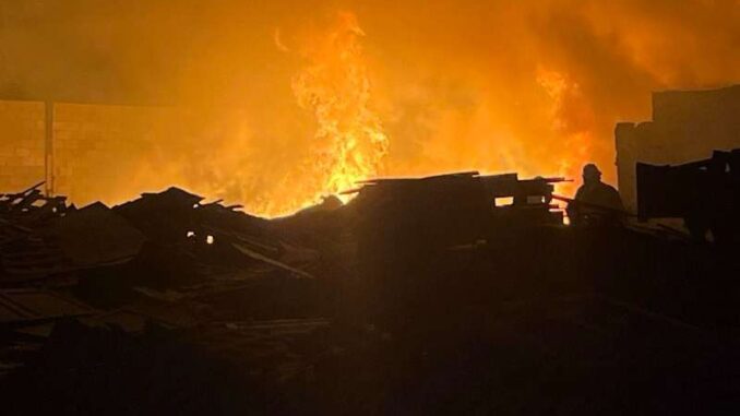 Ayudan policías municipales a sofocar incendio en Granjas Polo Gamboa