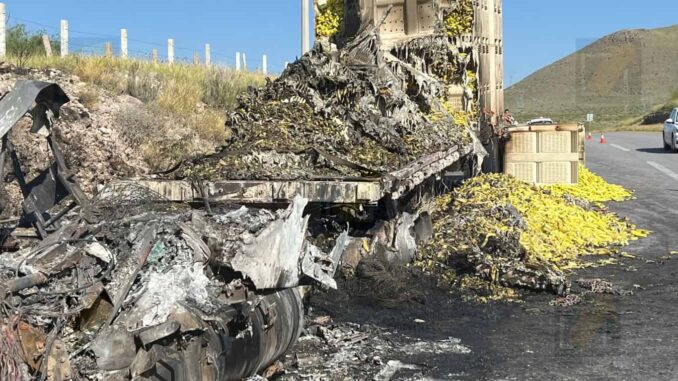 Se incendia tráiler cargado con chile güerito en la carretera Chihuahua–Delicias