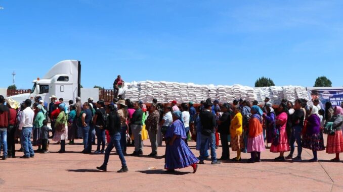 Entrega NutriChihuahua apoyos alimentarios durante jornadas de vacunación en Carichí y Guachochi