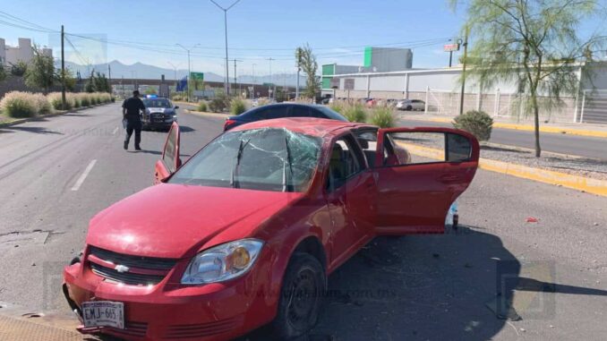 Joven resulta herido tras volcadura en avenida Romanzza