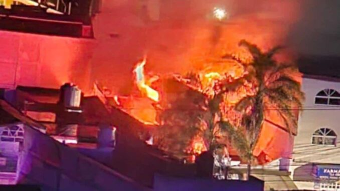 Comando incendia casa de la alcaldesa de Queréndaro, Michoacán