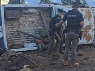 Auxilian a tres personas tras volcadura en Bocoyna