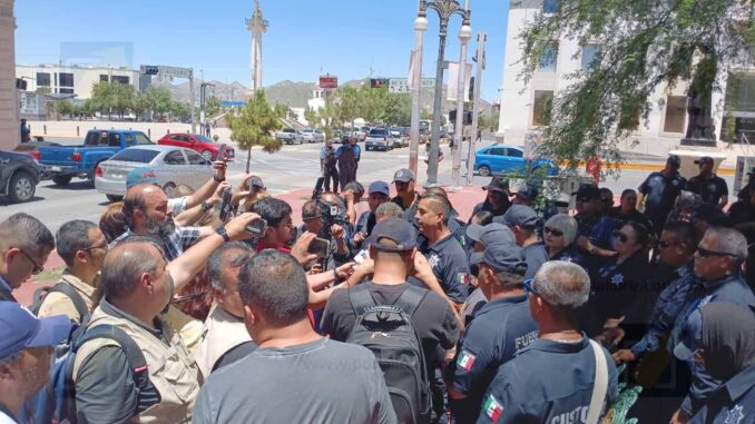 Custodios llegan a palacio;  exigen soluciones directas a autoridades estatales ante rezagos laborales y médicos