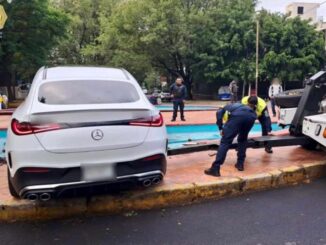 Conductor de camioneta de lujo se queda dormido y choca contra fuente en Polanco, CDMX
