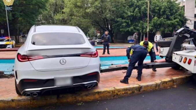 Conductor de camioneta de lujo se queda dormido y choca contra fuente en Polanco, CDMX