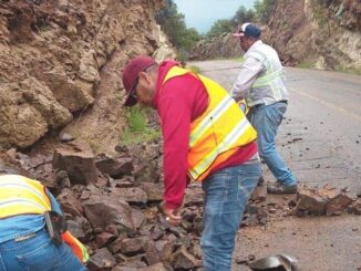 Remueve SCOP derrumbes en la carretera Soto Máynez-Gómez Farías-Buenaventura