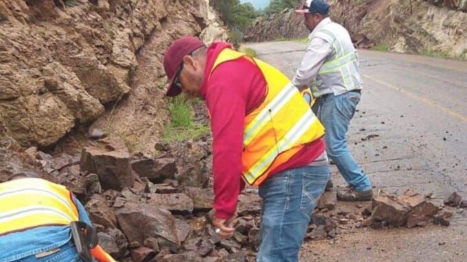 Remueve SCOP derrumbes en la carretera Soto Máynez-Gómez Farías-Buenaventura