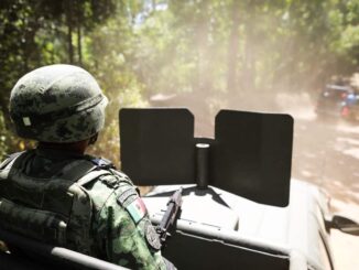 Detienen a 10 y aseguran armas y droga