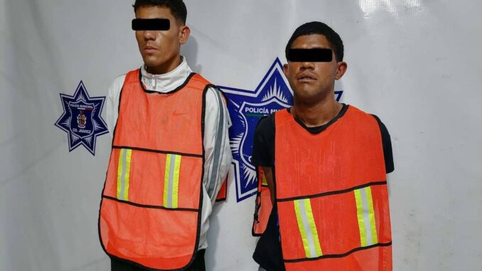 Roban dos venezolanos celular a ciudadano en el centro; los detienen