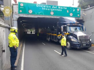 Tráiler queda atorado en bajo puente de Viaducto, CDMX
