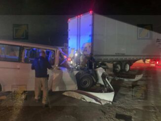 Conductor queda atrapado tras choque alcance frente a Central de Abastos 