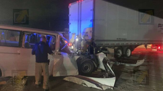 Conductor queda atrapado tras choque alcance frente a Central de Abastos 