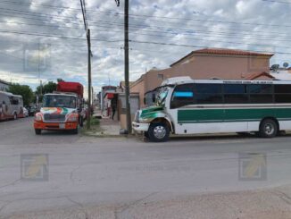 Urbano provoca volcadura de una camioneta tras choque en la colonia Obrera