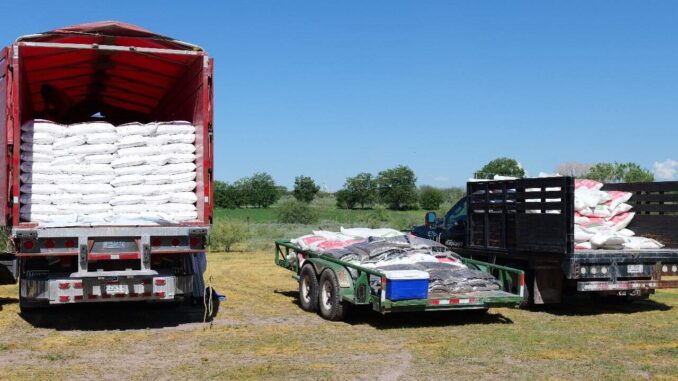 Acompaña Arturo Zubia entrega de fertilizantes en Saucillo