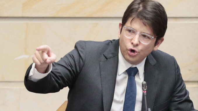 Otro menor de edad se presenta ante la Fiscalía colombiana por atentado a Uribe Turbay