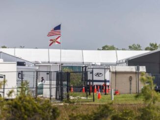 EE.UU. comienza a deportar a migrantes detenidos en ‘Alligator Alcatraz’