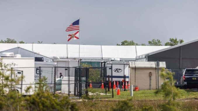 EE.UU. comienza a deportar a migrantes detenidos en ‘Alligator Alcatraz’