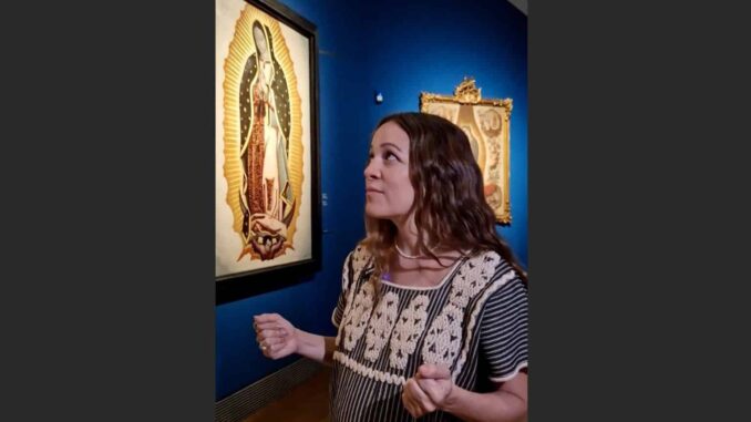 Natalia Lafourcade canta ante un cuadro de la Virgen de Guadalupe en el Museo del Prado