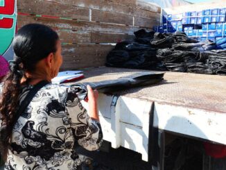 Arturo Zubía entrega hule negro a familias de Camargo para prevenir daños por lluvias