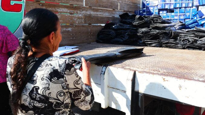 Arturo Zubía entrega hule negro a familias de Camargo para prevenir daños por lluvias