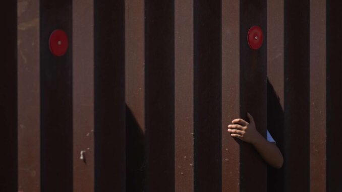 Alertan persecuciones de agentes migratorios encubiertos en frontera con México