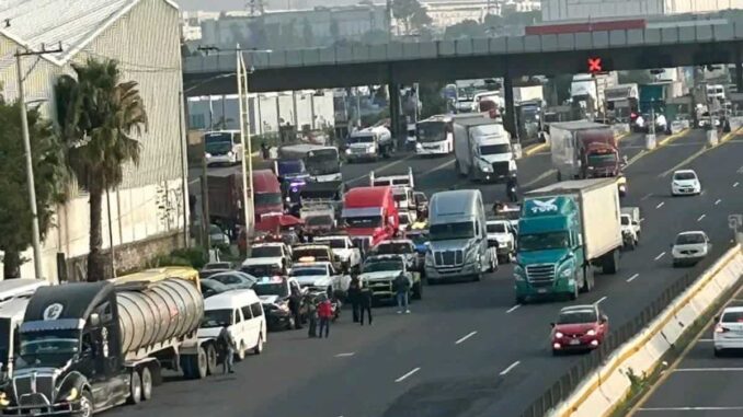Bloqueos complican la circulación en la autopista México-Querétaro