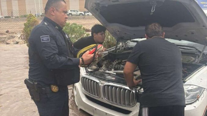 Brindan policías municipales apoyo ciudadano ante lluvias