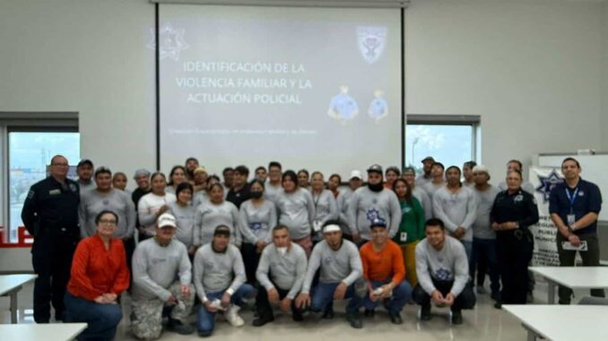 Ofrecen policías charla informativa sobre violencia familiar en maquiladora