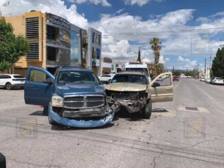 Mujer ingresa a la Trasviña y Retes sin hacer alto provocando fuerte choque