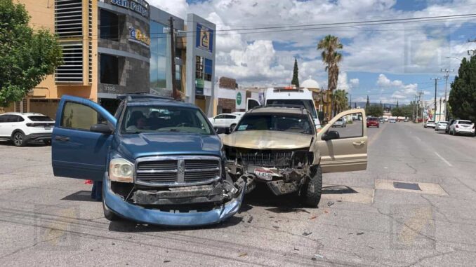 Mujer ingresa a la Trasviña y Retes sin hacer alto provocando fuerte choque