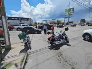 Conductora no hace alto y embiste a motociclista en la Tecnológico y Sicomoro