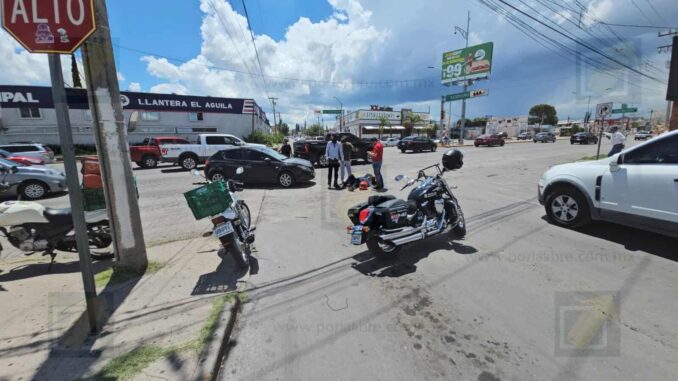 Conductora no hace alto y embiste a motociclista en la Tecnológico y Sicomoro
