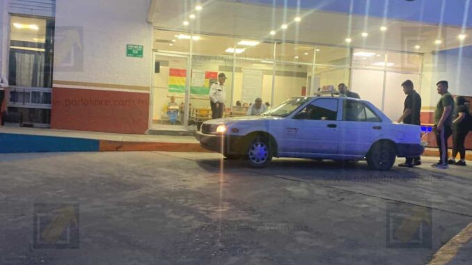 Fallece mujer al llegar al ISSSTE; su cuerpo quedó dentro de un taxi