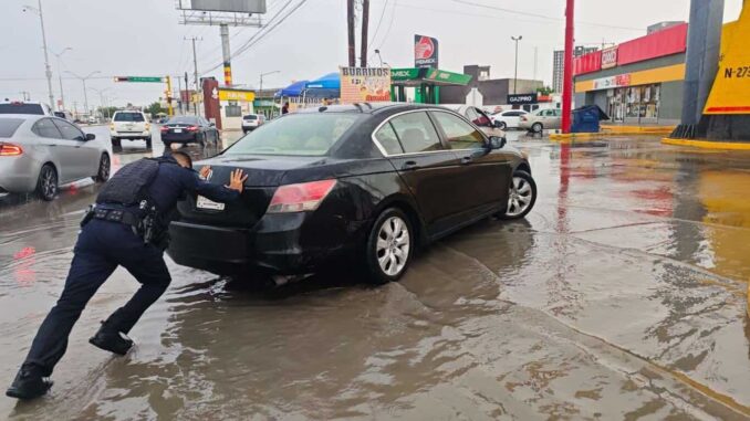 Apoyan policías municipales a ciudadanía tras intensas lluvias