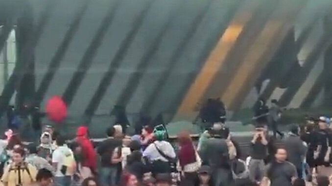 UNAM condena destrucción en el MUAC durante marcha contra gentrificación