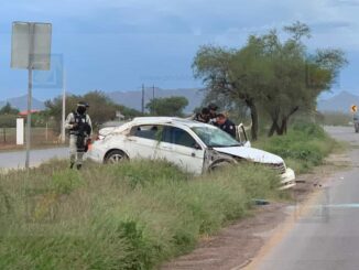 Vehículo sale del camino y vuelca en la carretera Aldama–Chihuahua