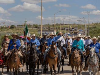 Cabalga Marco Bonilla junto a miles de jinetes en las Jornadas Villistas en Parral