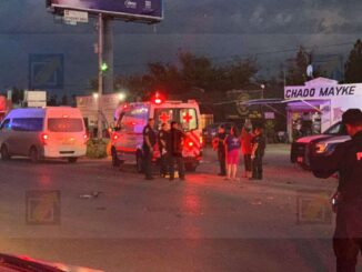 Patrullero omite alto al ingresar al Fuentes Mares; motociclista choca y queda herido grave