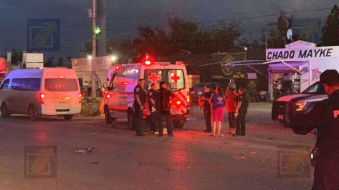 Patrullero omite alto al ingresar al Fuentes Mares; motociclista choca y queda herido grave